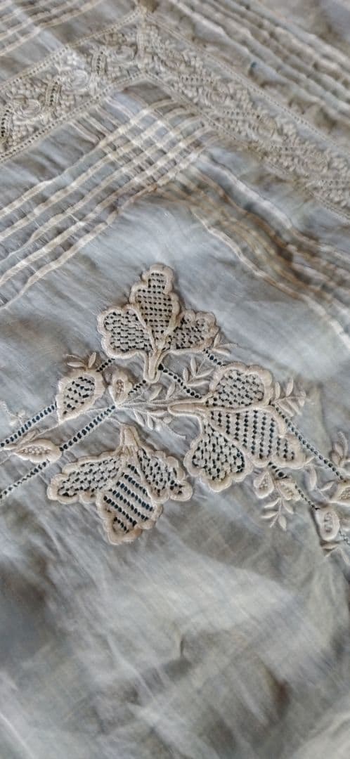 ロンドンのアンティーク屋さんでみつけた綿ローンのテーブルクロス