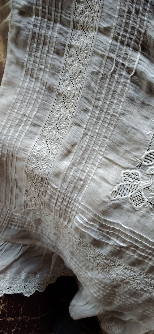 ロンドンのアンティーク屋さんでみつけた綿ローンのテーブルクロス