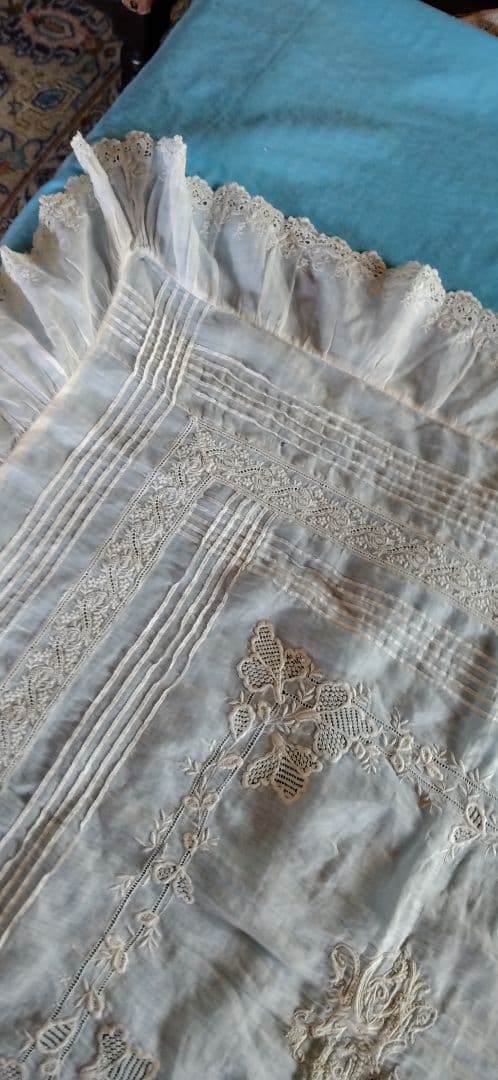 ロンドンのアンティーク屋さんでみつけた綿ローンのテーブルクロス