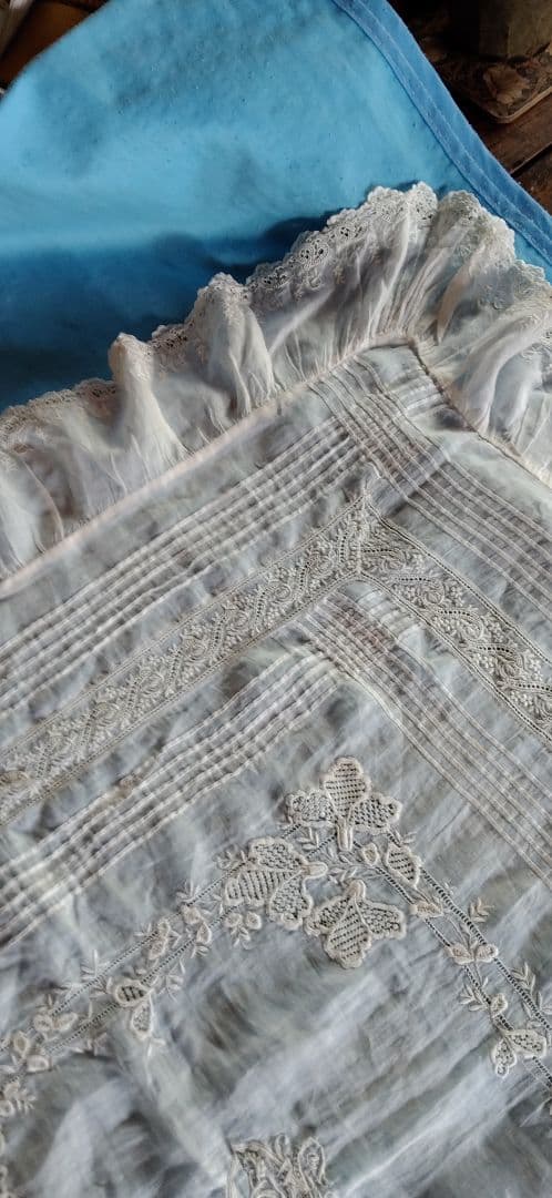 ロンドンのアンティーク屋さんでみつけた綿ローンのテーブルクロス