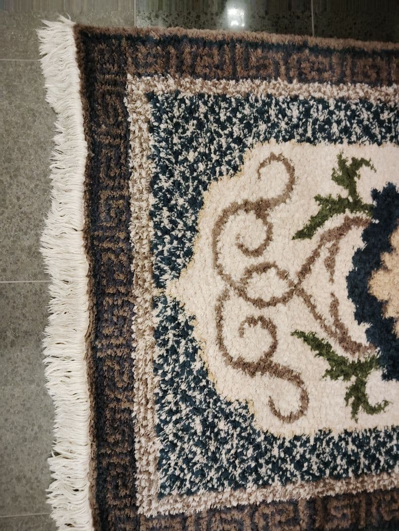 鍋島緞通　牡丹唐草七宝縁二重雷文