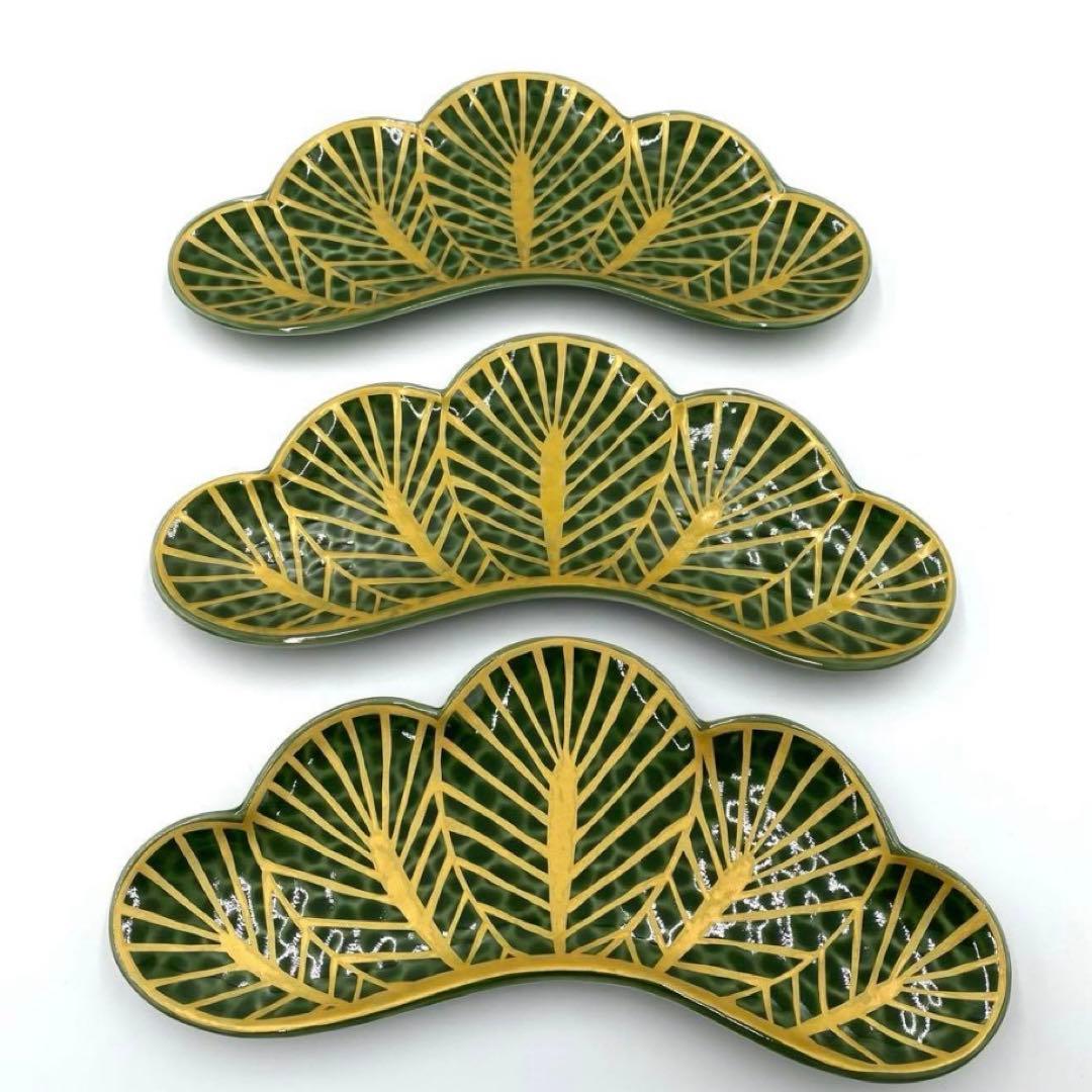 【新品】【大人気】有田焼幸楽窯　錦茶緑金松葉形前菜皿3枚セット　縁起物