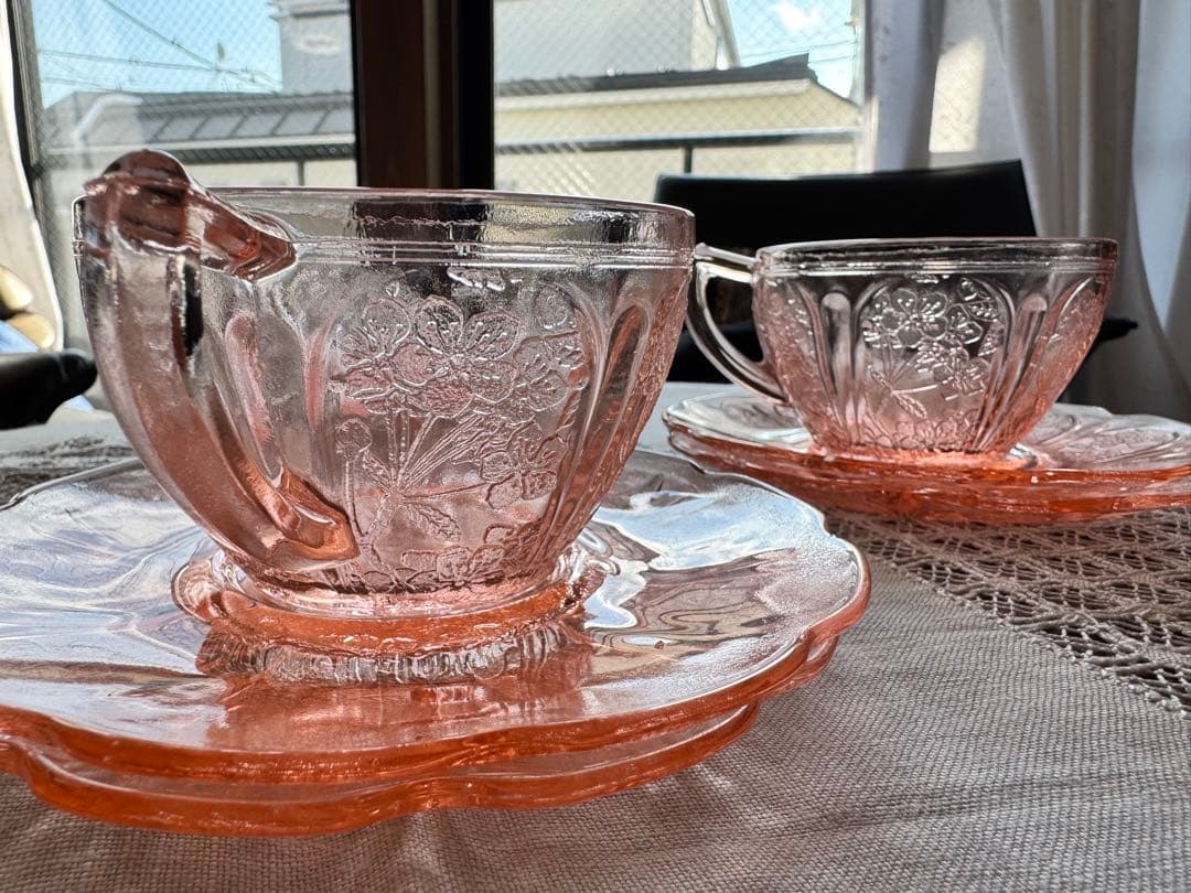 アメリカンデプレッショングラス、チェリーブロッサムカップ・ソーサー3客セット