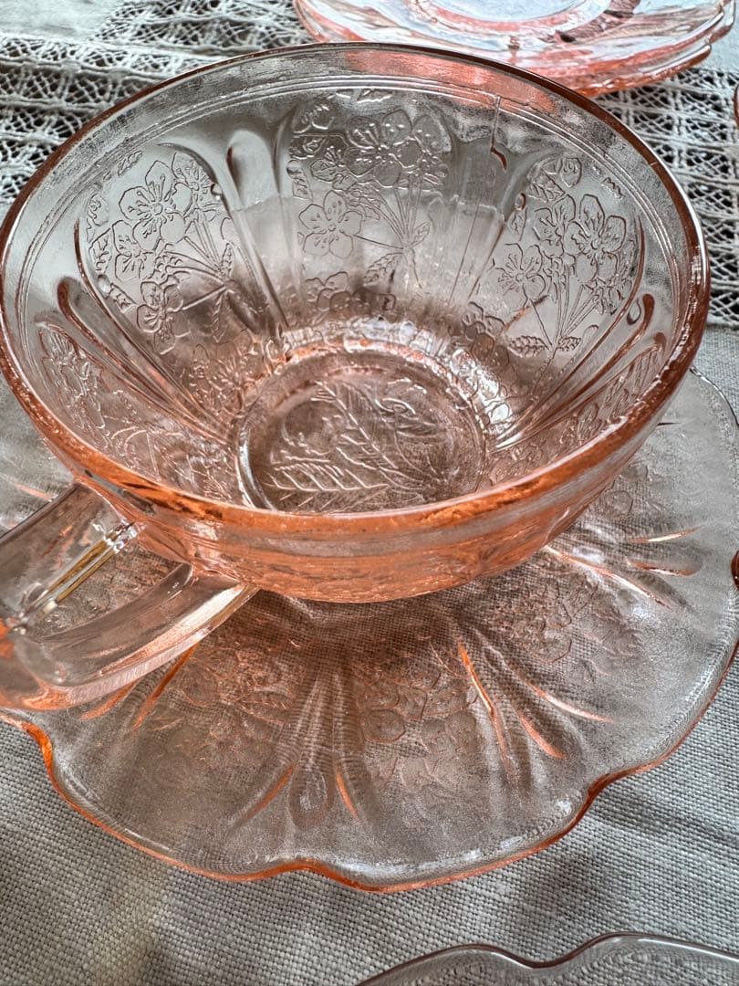 アメリカンデプレッショングラス、チェリーブロッサムカップ・ソーサー3客セット