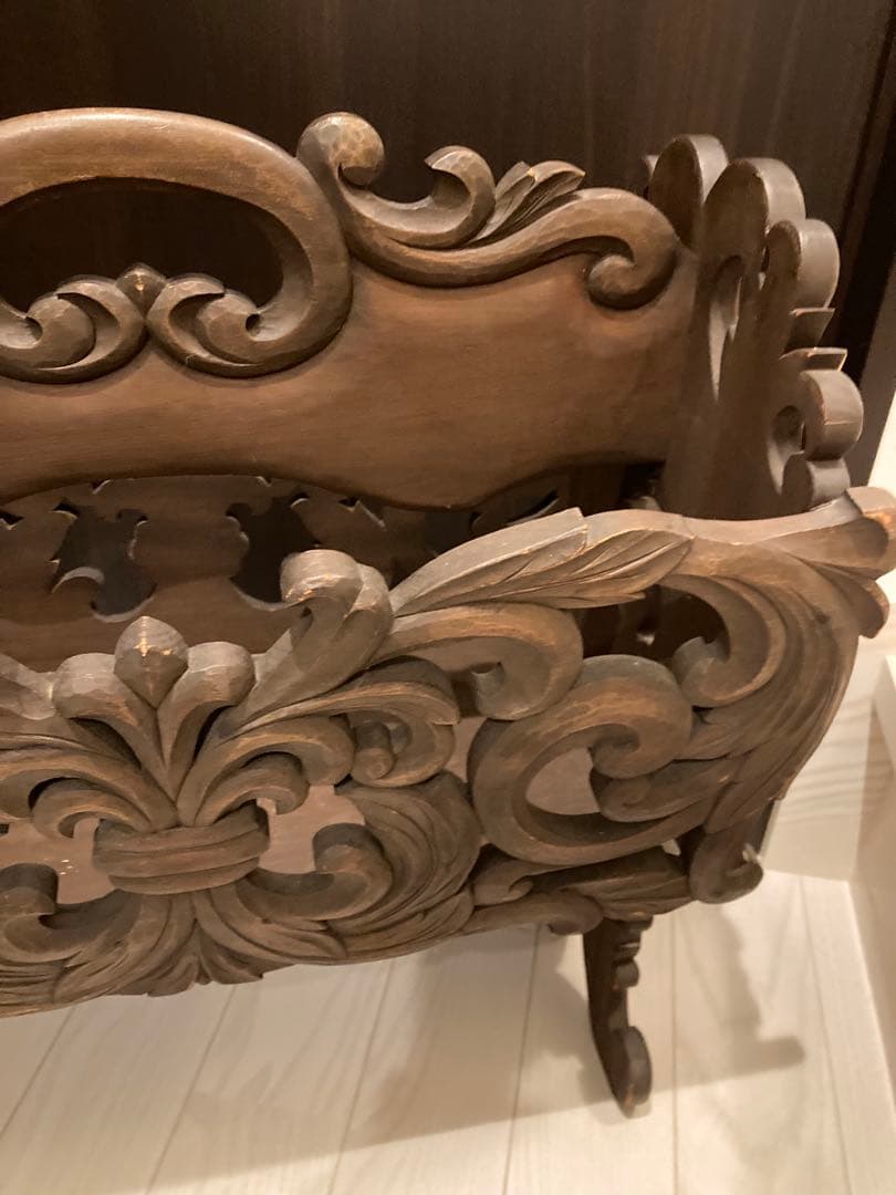 希少　ヨーロッパデザイン　木製彫刻マガジンラック