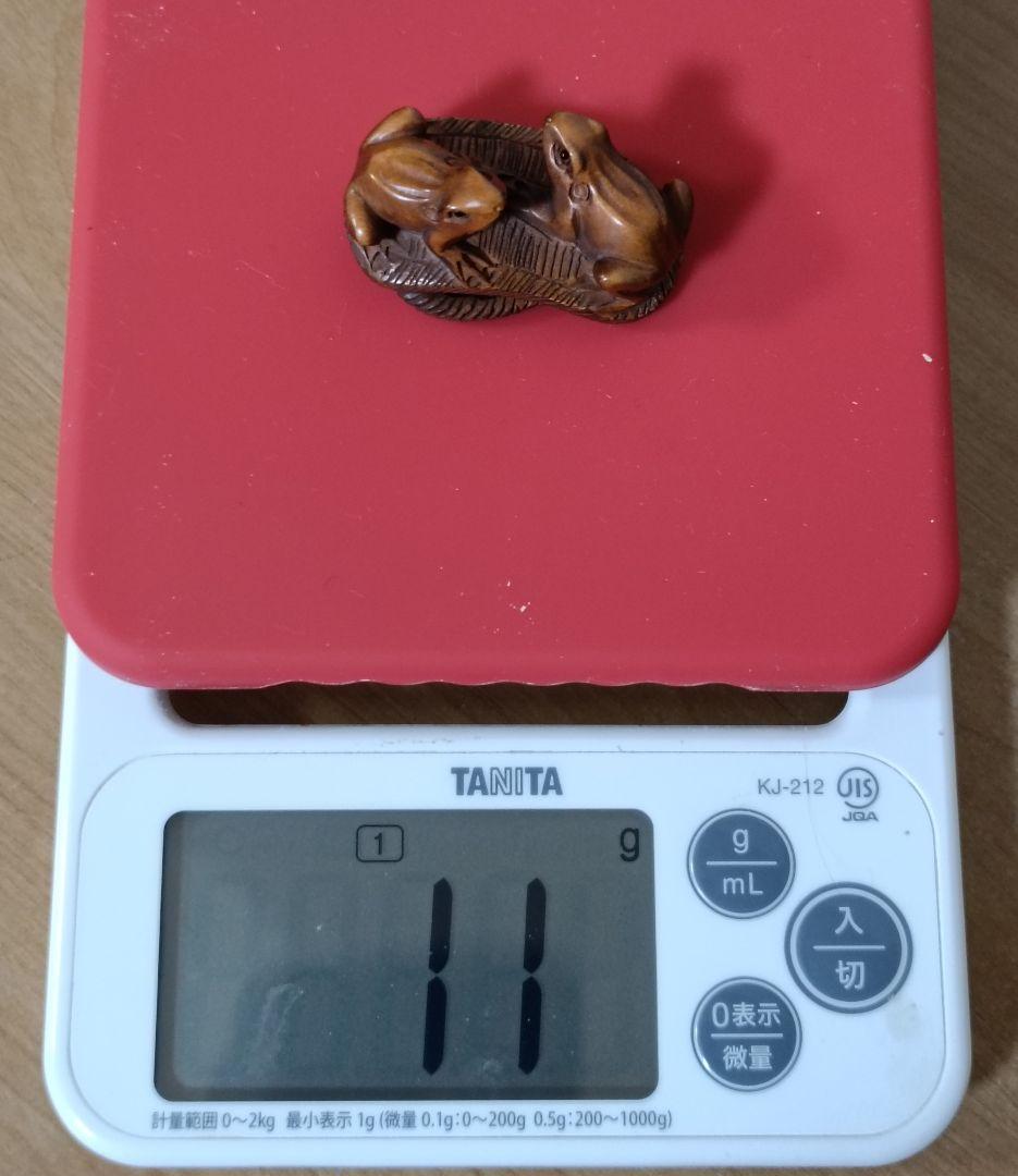 己山銘 木彫 草履に蛙一対根付　木箱付　根付　提物