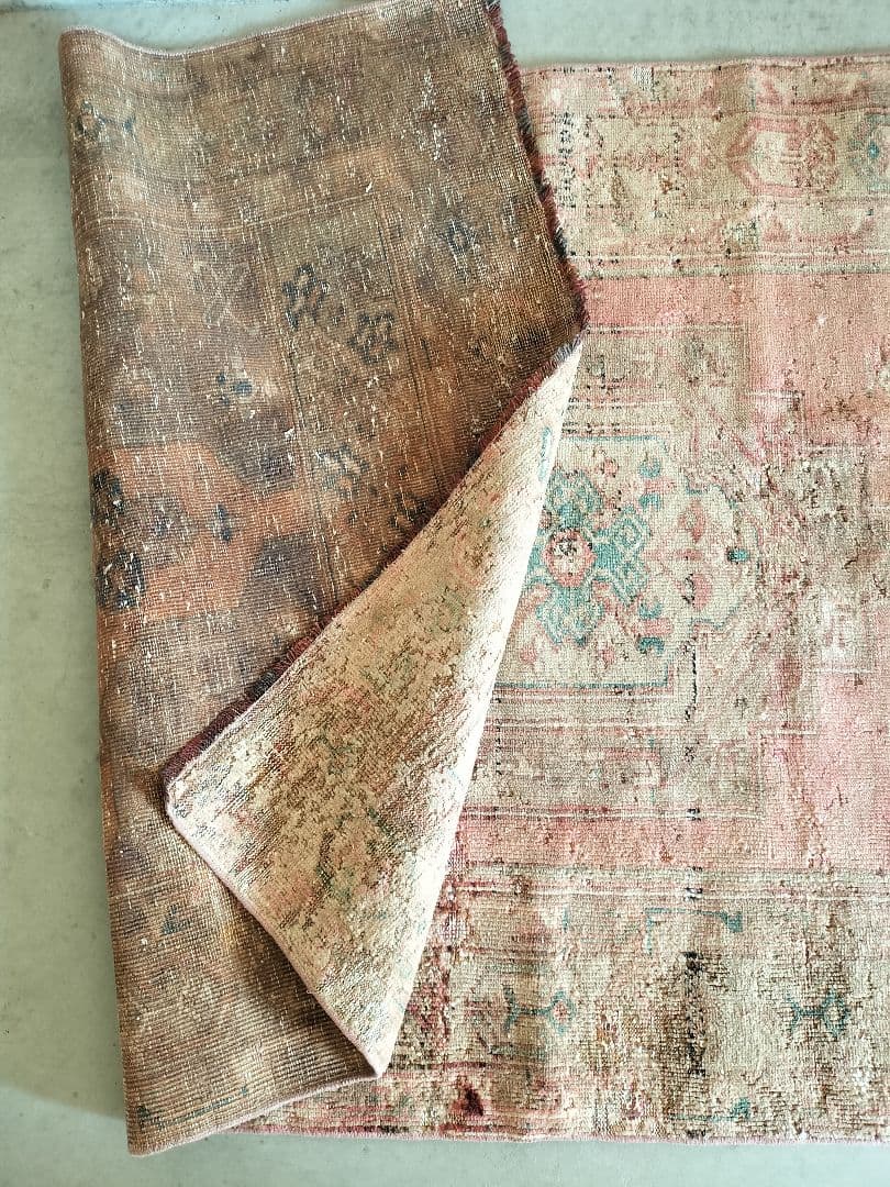 くすみローズピンクとベージュのヴィンテージトルコラグ　No.723
