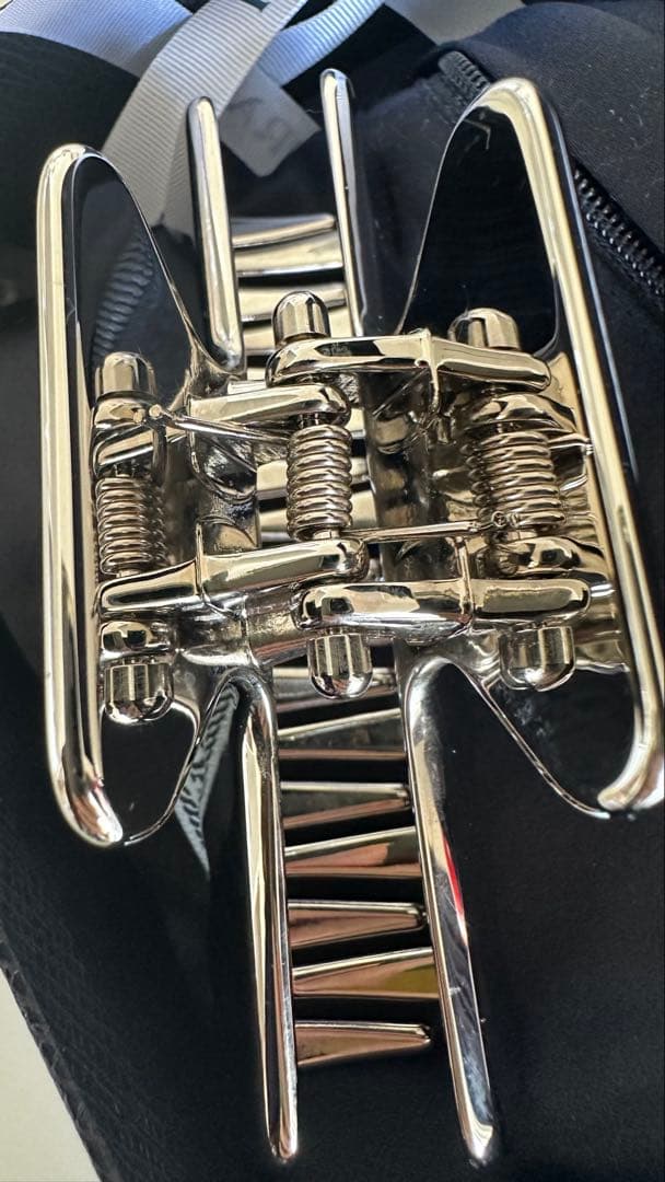 PRADAヘアクリップ