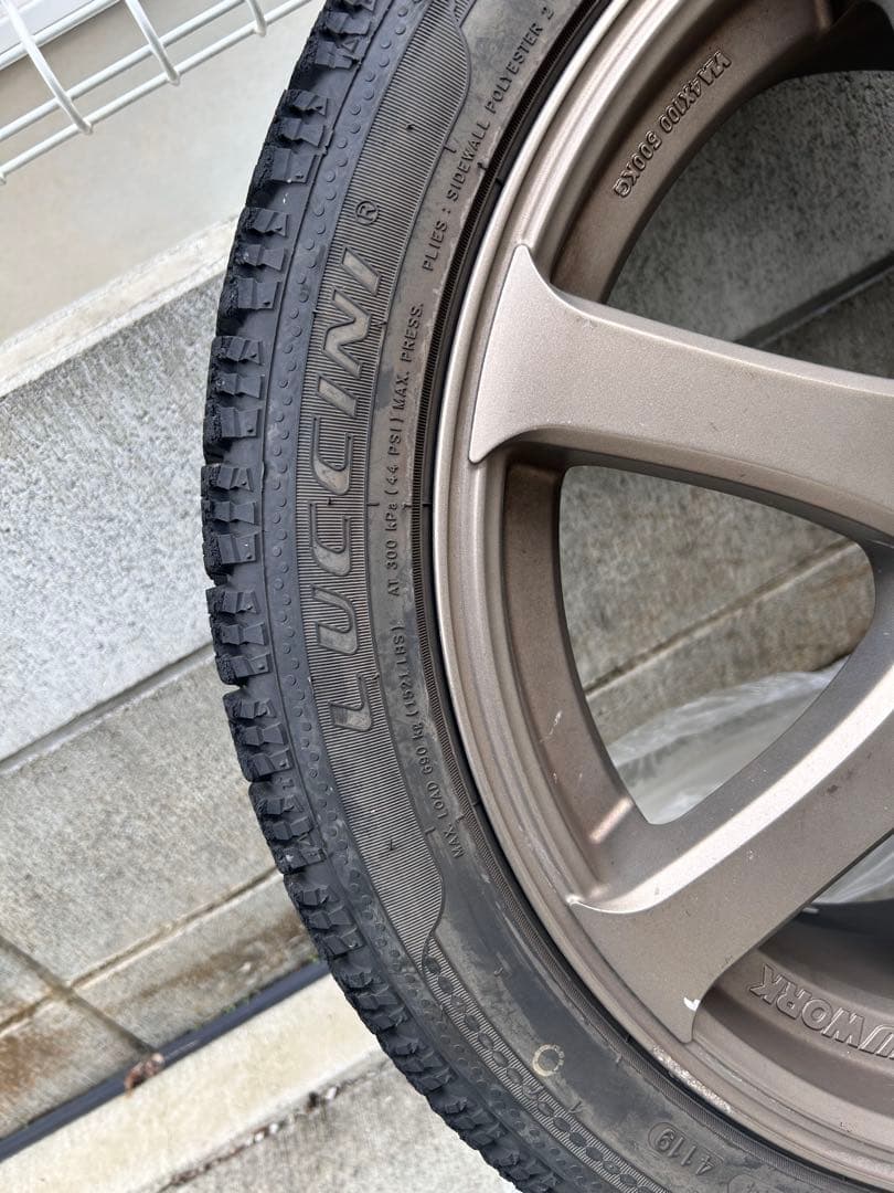 【送料込み】4本ホイール付きスタッドレスタイヤ225/45R/18インチ