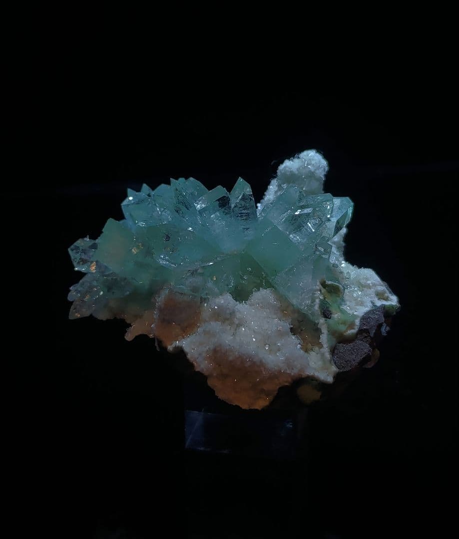 アポフィライト 魚眼石 鉱石 鉱物 ミネラル 標本 原石 母岩付き 犬牙状