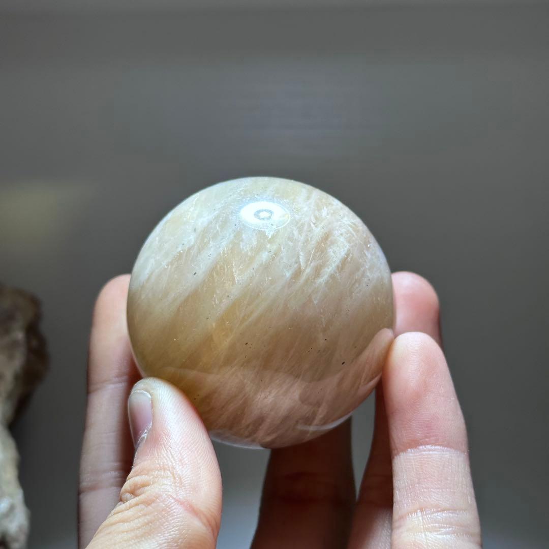 天然石ムーンストーンのでスフィア　丸玉　置物G.271