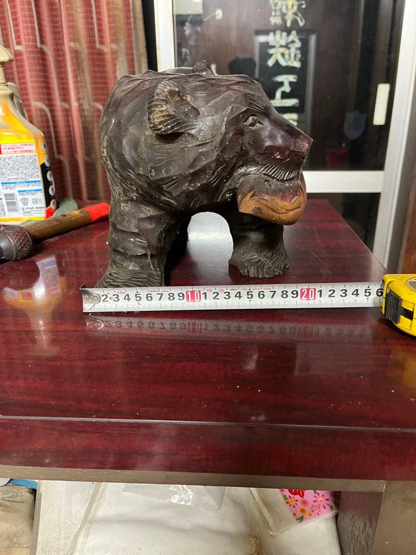 木彫り　クマの彫刻 魚付き