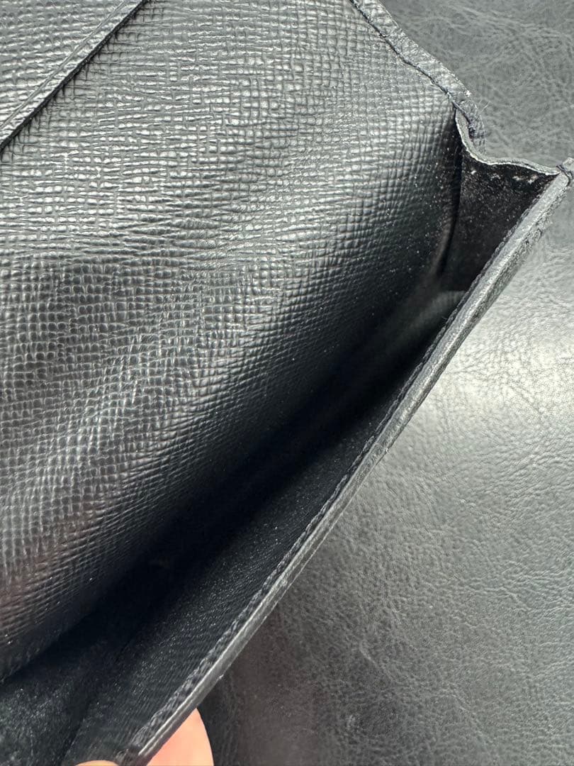 LOUIS VUITTON エピレザー名刺入れ