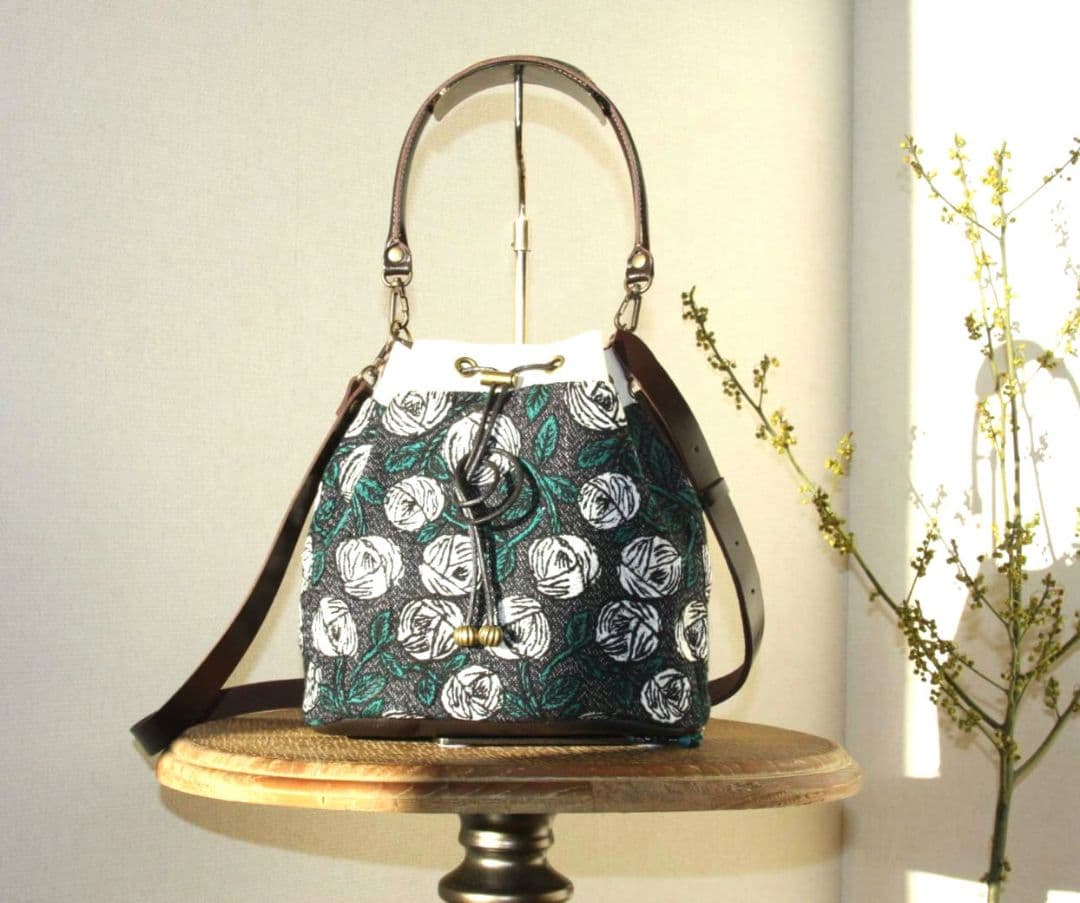 『丸みを帯びた2way巾着バッグ』(М) 　ミナペルホネン