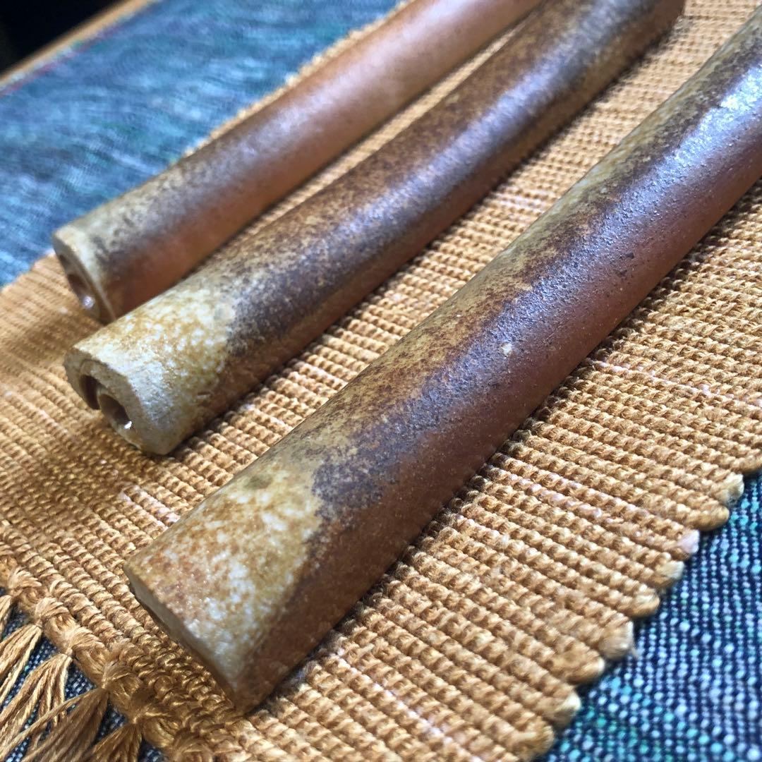 家庭画報掲載陶芸家作　信楽焼焼き締めカトラリーレスト3本セット　ウコン染絹敷物