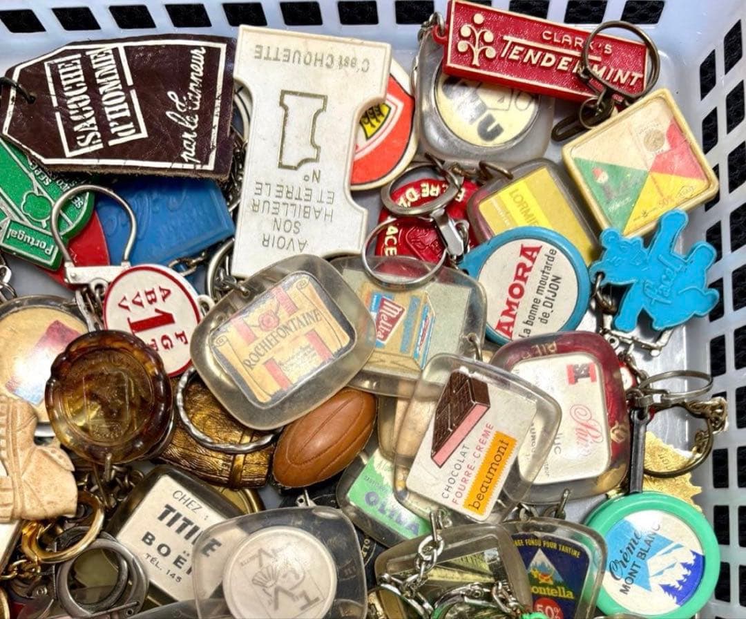 24【100個まとめて!】ヴィンテージ フランスフレンチ キーホルダー