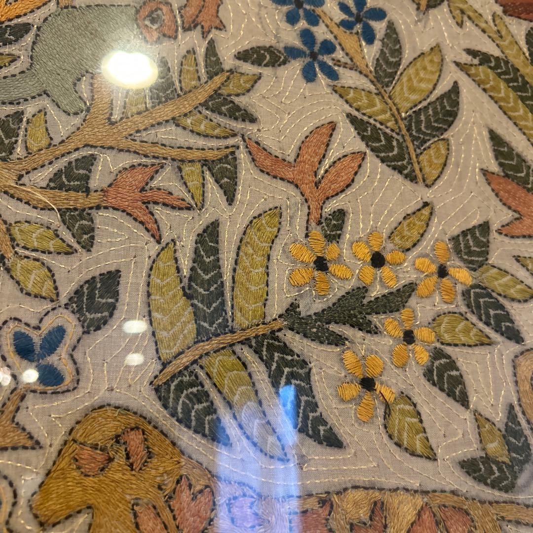 5月末まで 大きな額装 インドの伝統的なハンドメイド総刺繍アート 花と動物