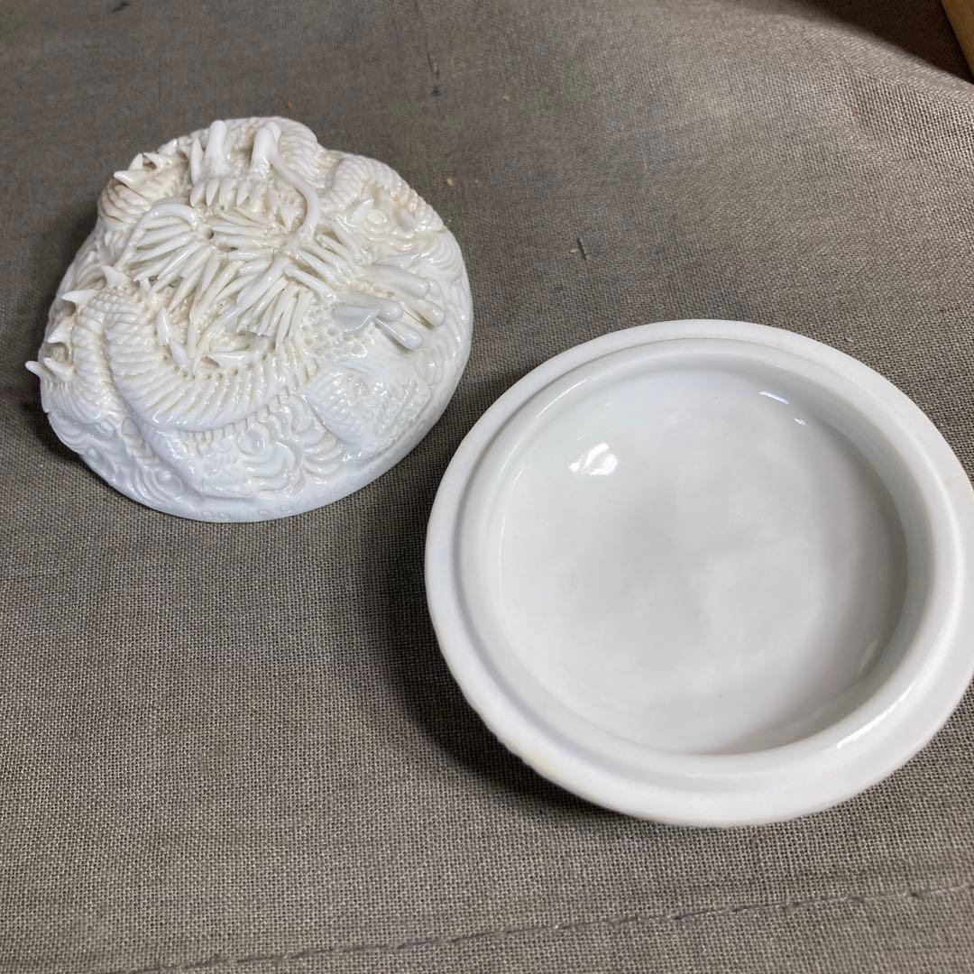 【茂右衛門】白磁彫の伝統　平戸御茶磁窯　十五代中里茂右衛門作　白磁彫龍彫　香合