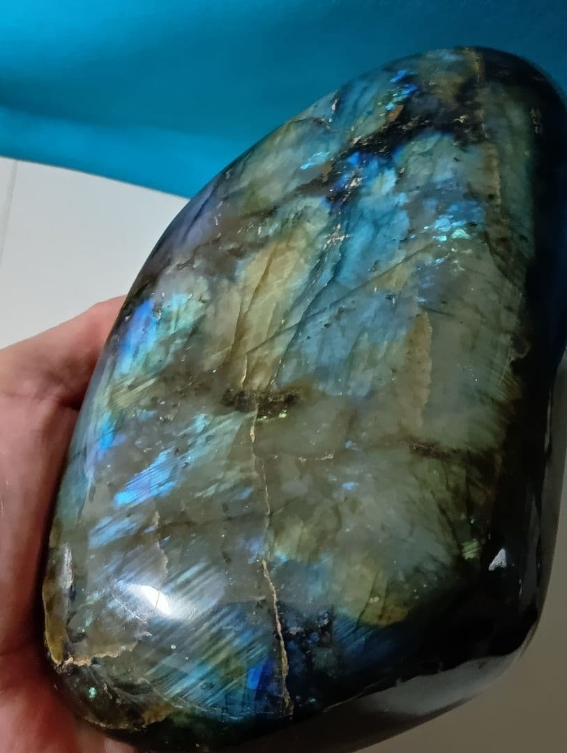 ラブラドライト　原石　台座付き