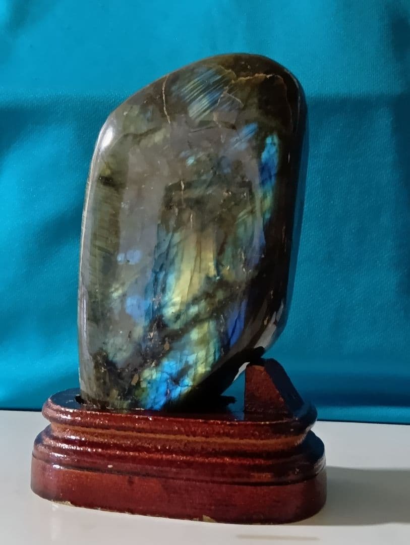 ラブラドライト　原石　台座付き