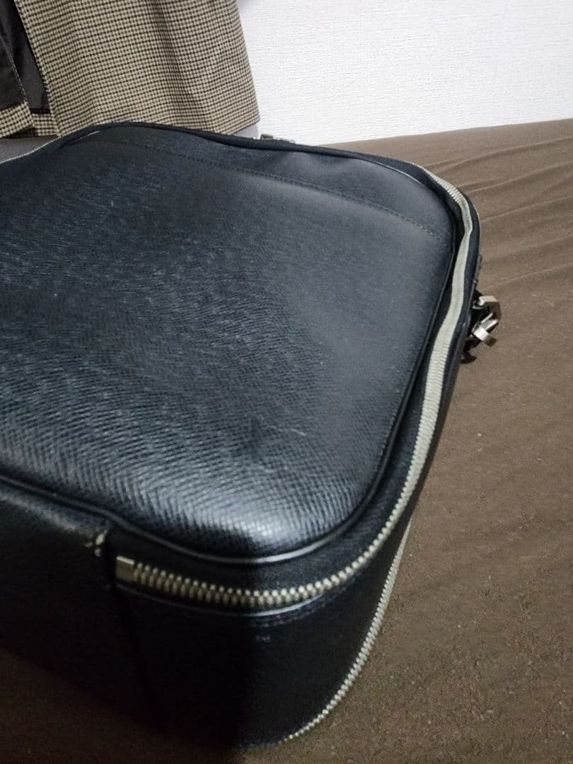 早い者勝ちLouis Vuitton タイガ　バッグ グリーン。鍵と小物入れ付き