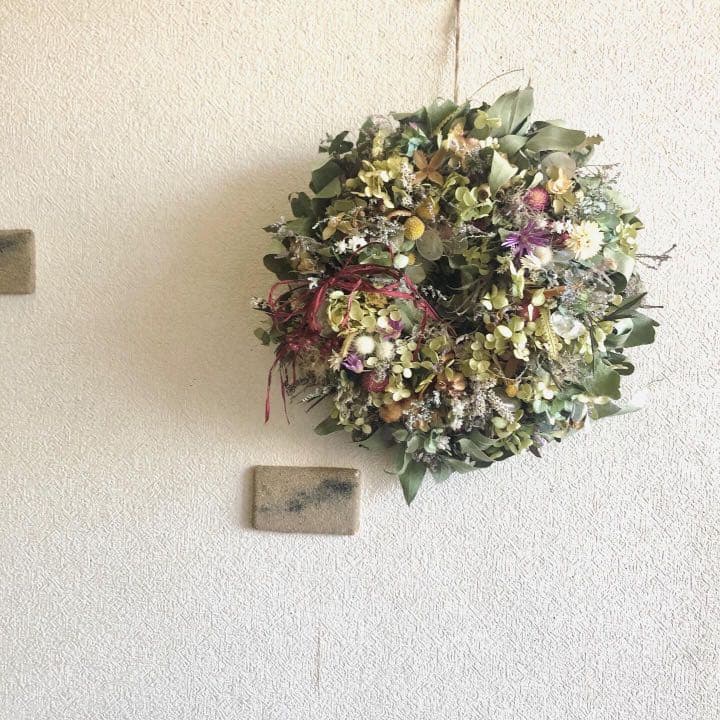 グリーンと花々のリース