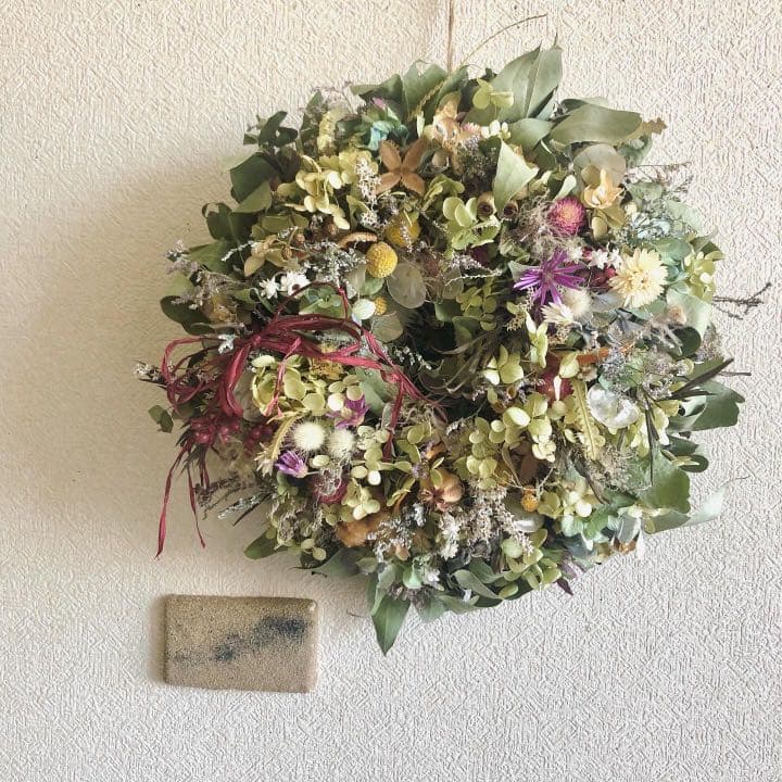 グリーンと花々のリース