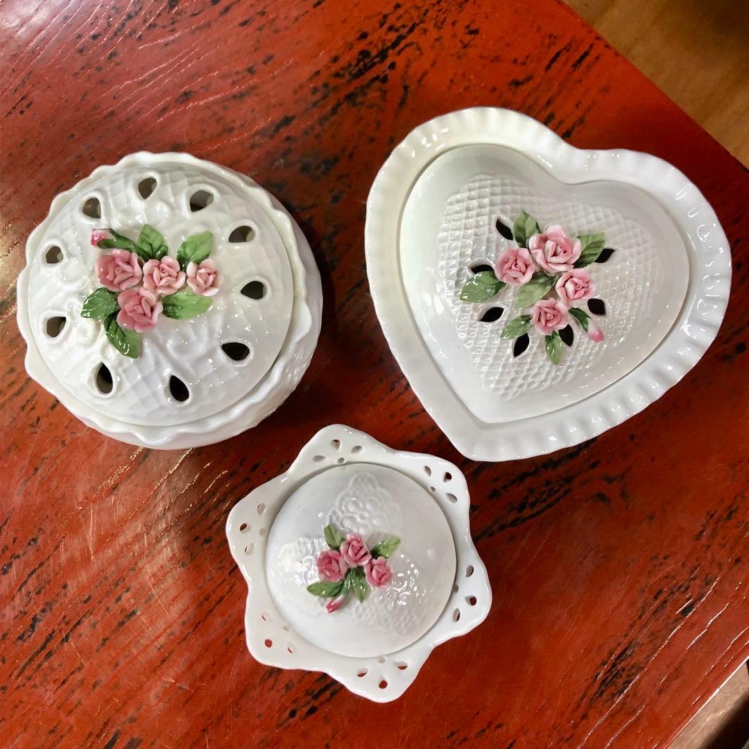 陶器製白いレースと薔薇彫刻のアンティーク小物入れハート型アロマポット 3個セット
