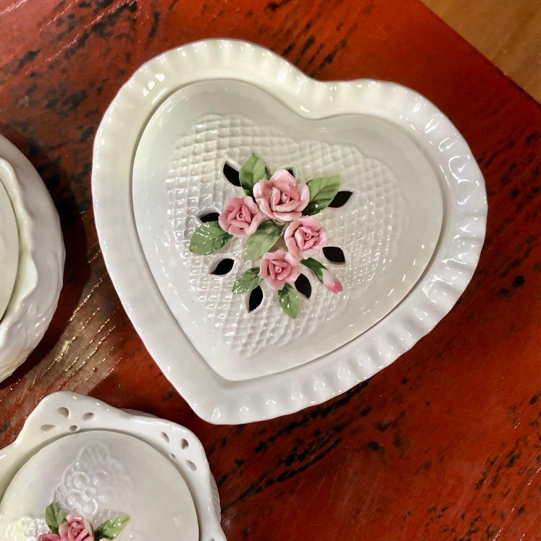 陶器製白いレースと薔薇彫刻のアンティーク小物入れハート型アロマポット 3個セット