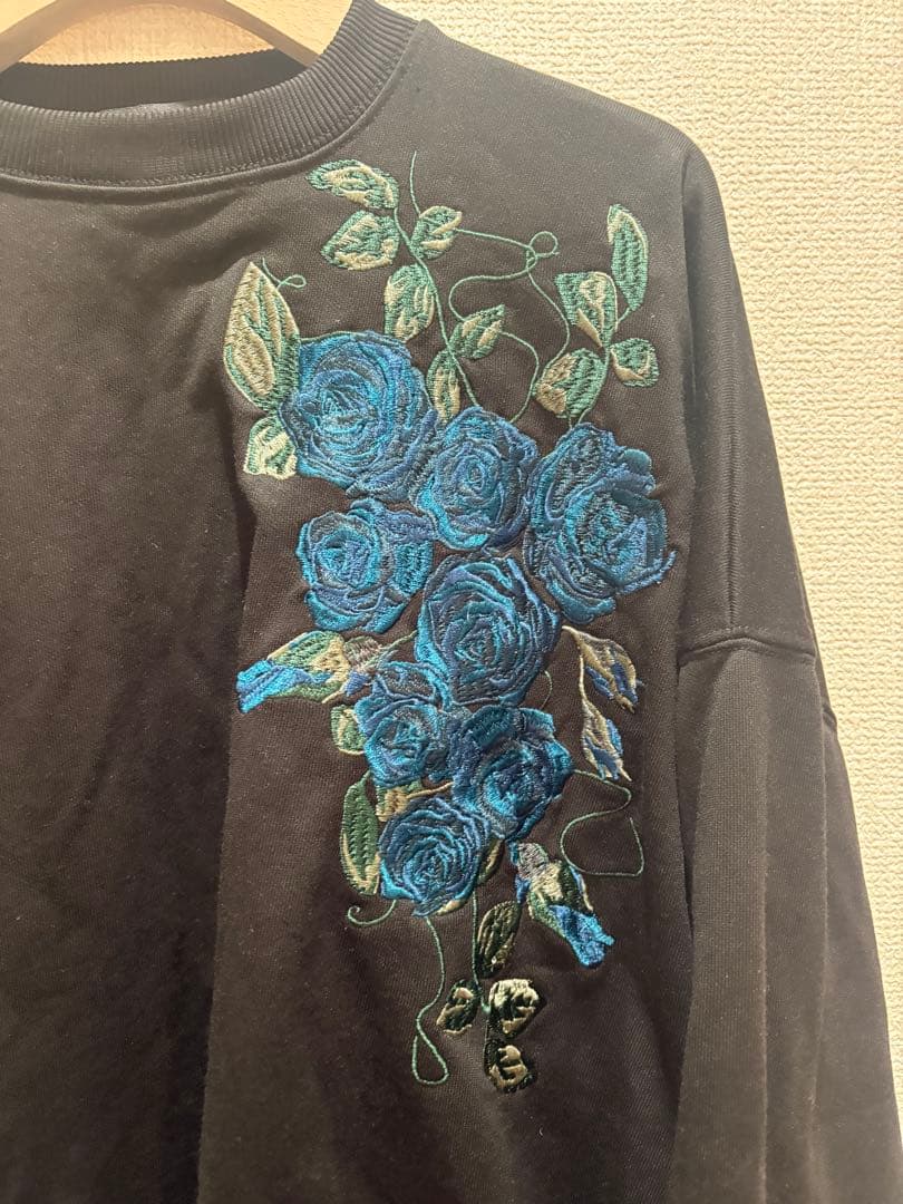Ado×HARE サイドレースアップローズ刺繍スウェット 青薔薇　M