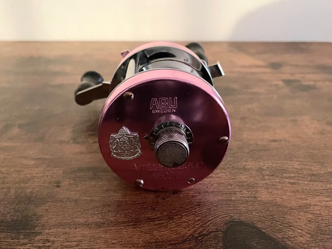 ABU Ambassadeur 5500Cアンバサダー サイモンシモムラ ピンク