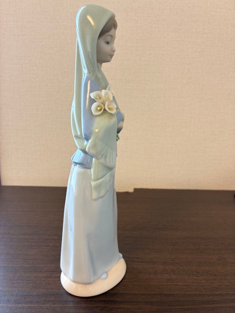 リヤドロ人形　百合を持つマリア像