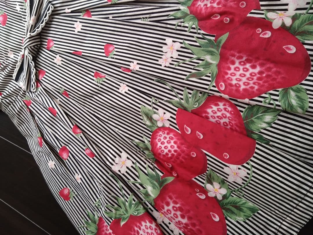 エミキュ ストライプ苺プリント ノースリーブワンピース