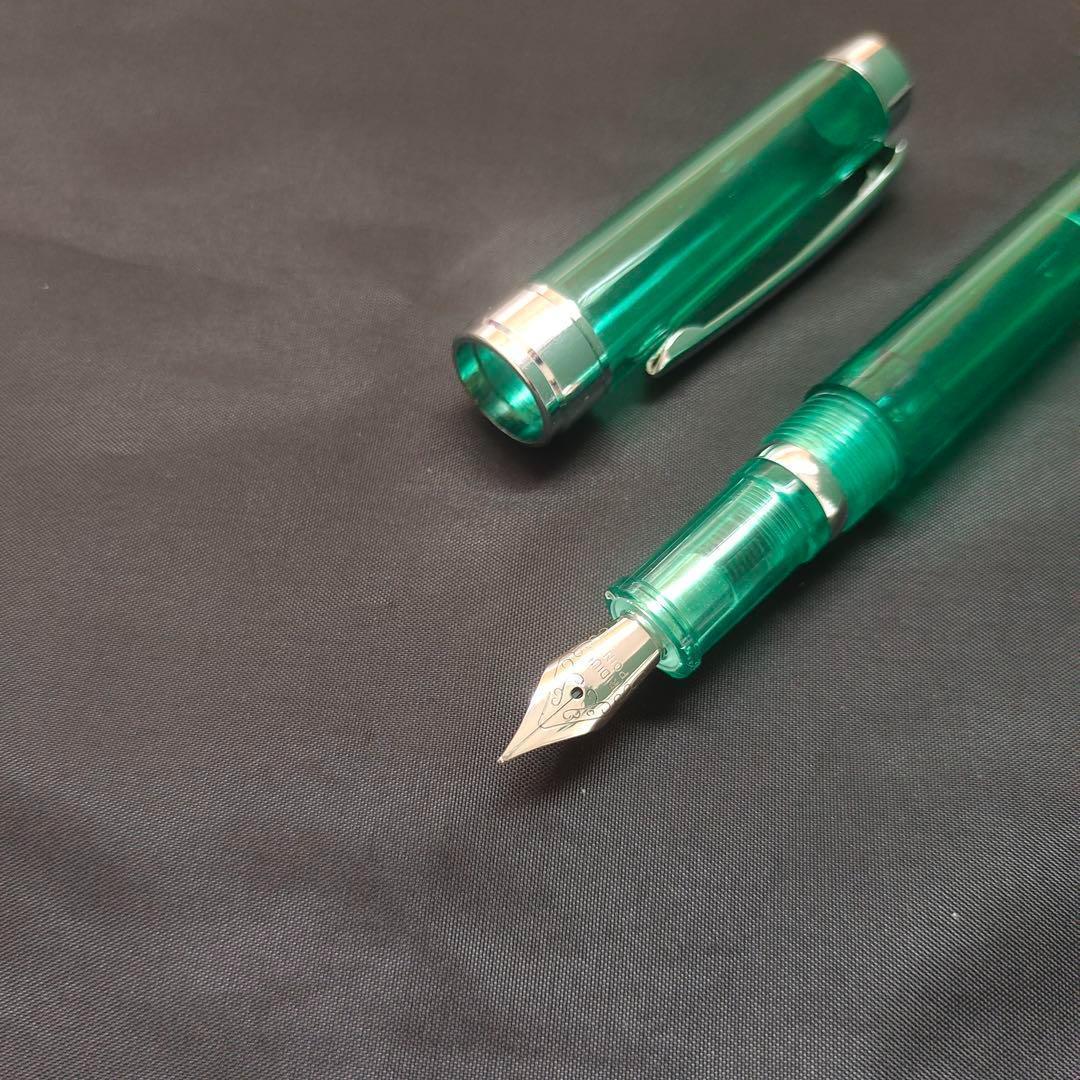 @透明な緑色の万年筆 16