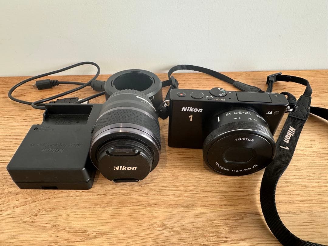 ニコン　ミラーレス一眼 Nikon 1 J4 ダブルズームキット ブラック