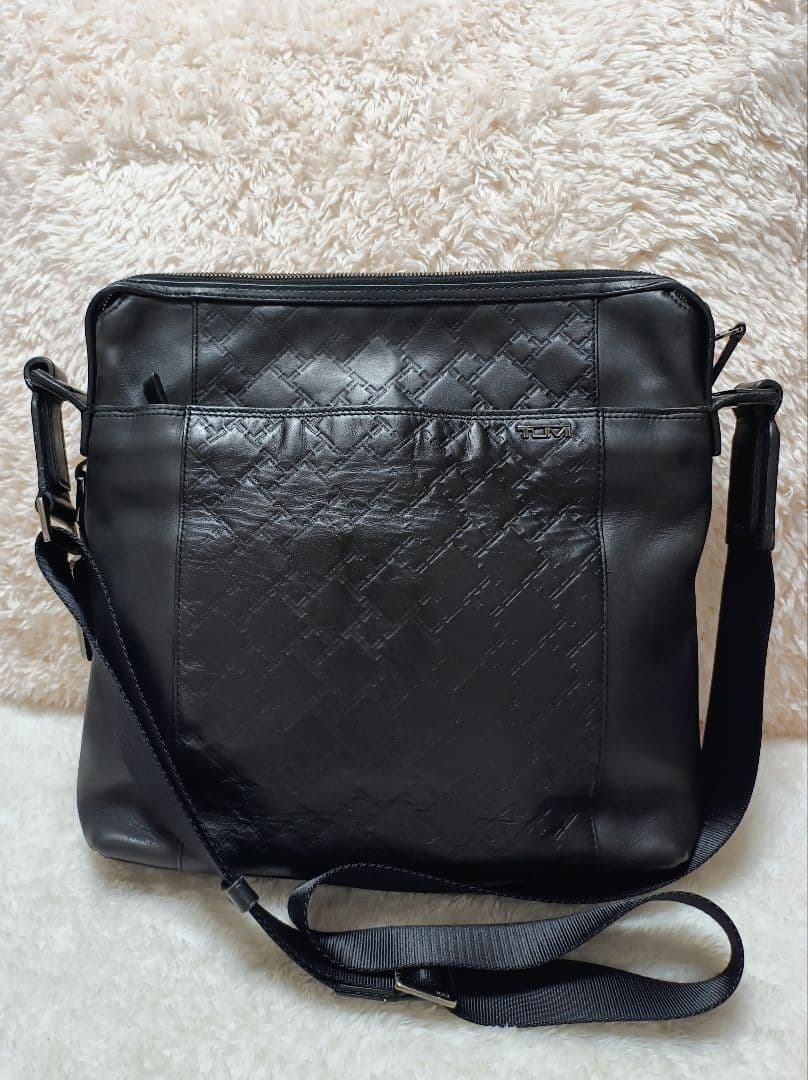 TUMI トゥミ ブラック レザーショルダーバッグ エンボス 型押し