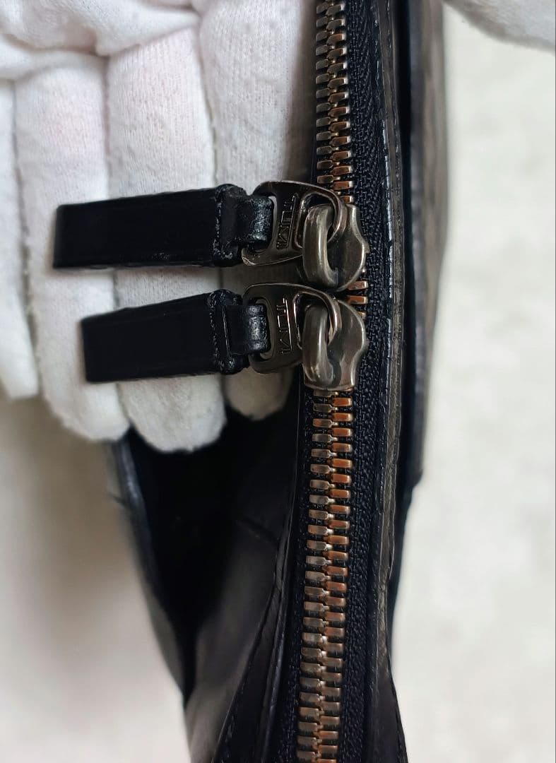 TUMI トゥミ ブラック レザーショルダーバッグ エンボス 型押し