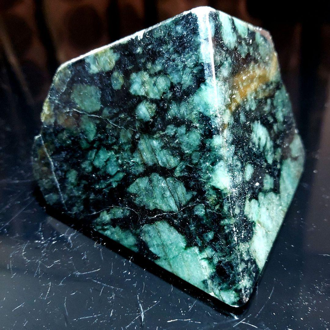 黒とグレーのマーブル模様が渋くかっこいい JADEITE本翡翠 4面磨き 546