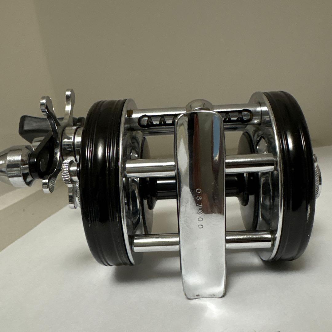 Ambassadeur 6000cベイトリール 黒と銀