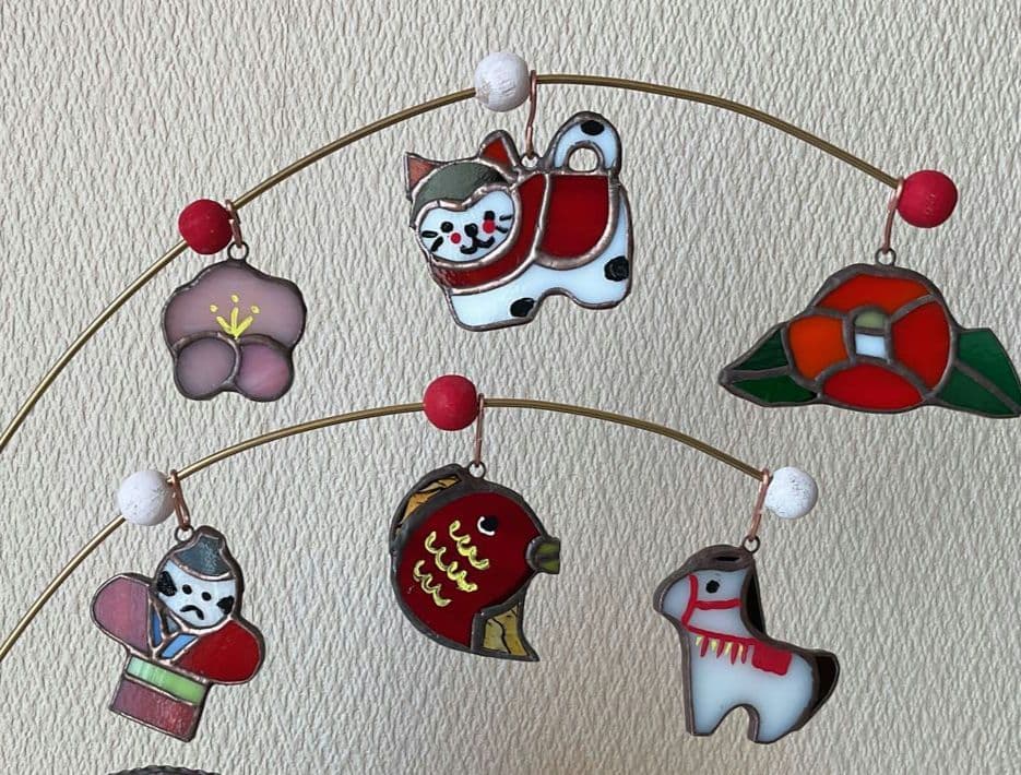 ステンドグラス　お正月飾りとサンタがいっぱい