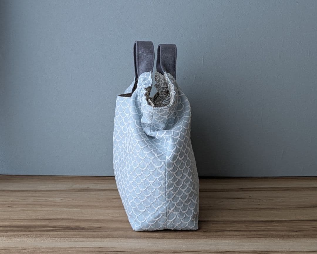 ミナペルホネンハンドメイドシャーリングバッグ（マーメイド、ライトブルー）