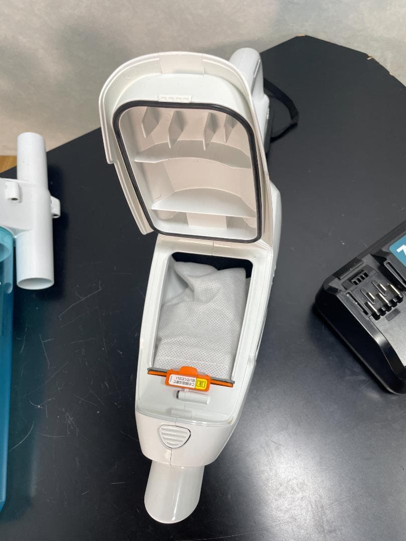 Y♢583 マキタ 充電式クリーナー CL107FD