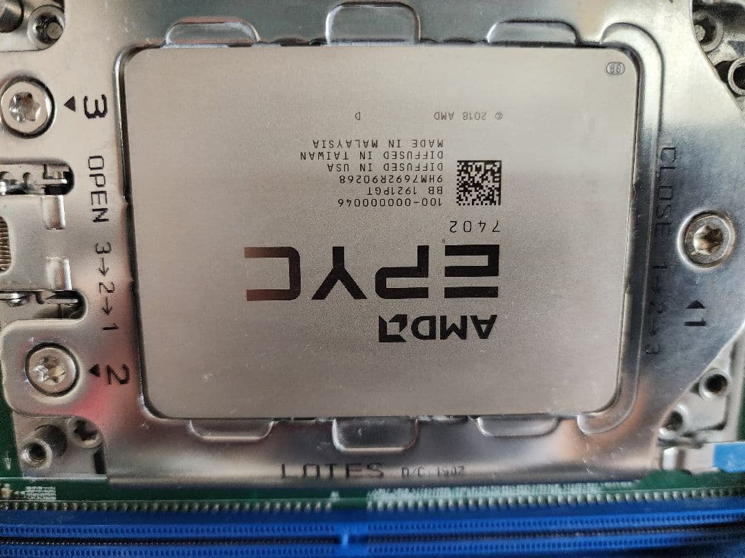 サーバーコンピュータ、EPYC 7402、128GB メモリ、 RTX2080、