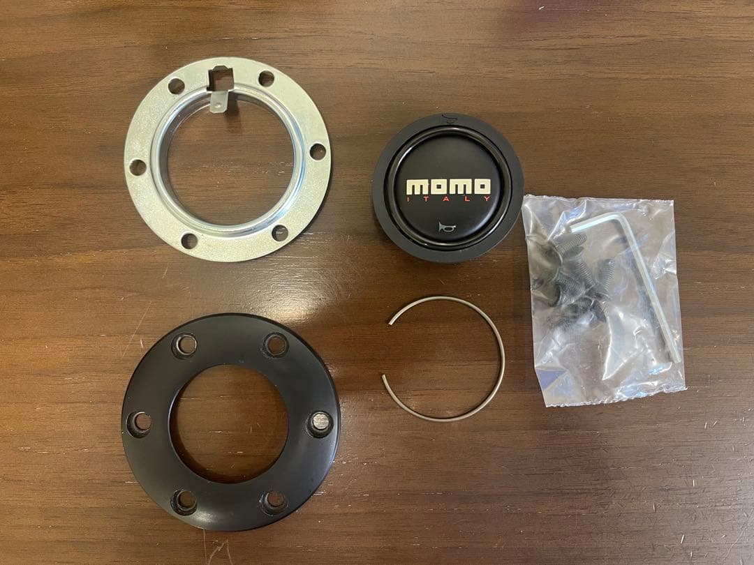 MOMO ステアリングホイール ブラックレザー　35センチ