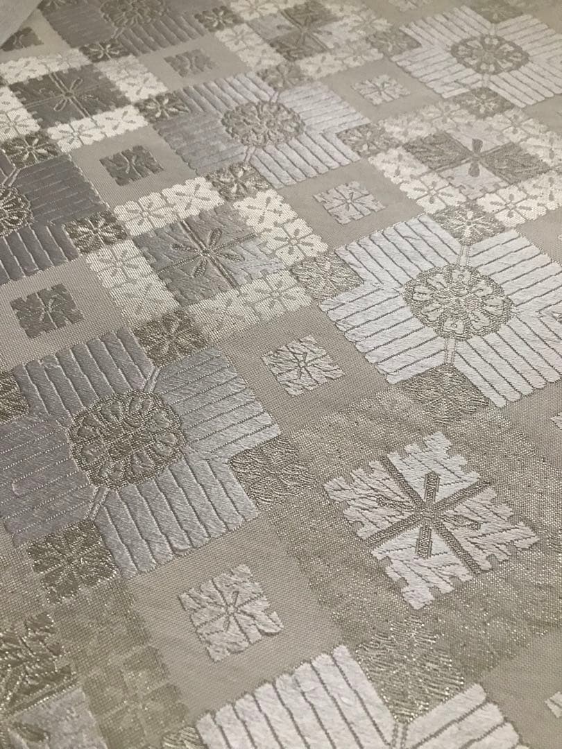 とっても使い勝手の良い白とシルバーの袋帯　正絹