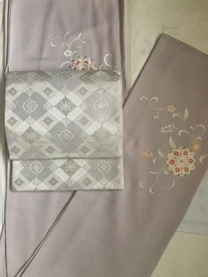 とっても使い勝手の良い白とシルバーの袋帯　正絹