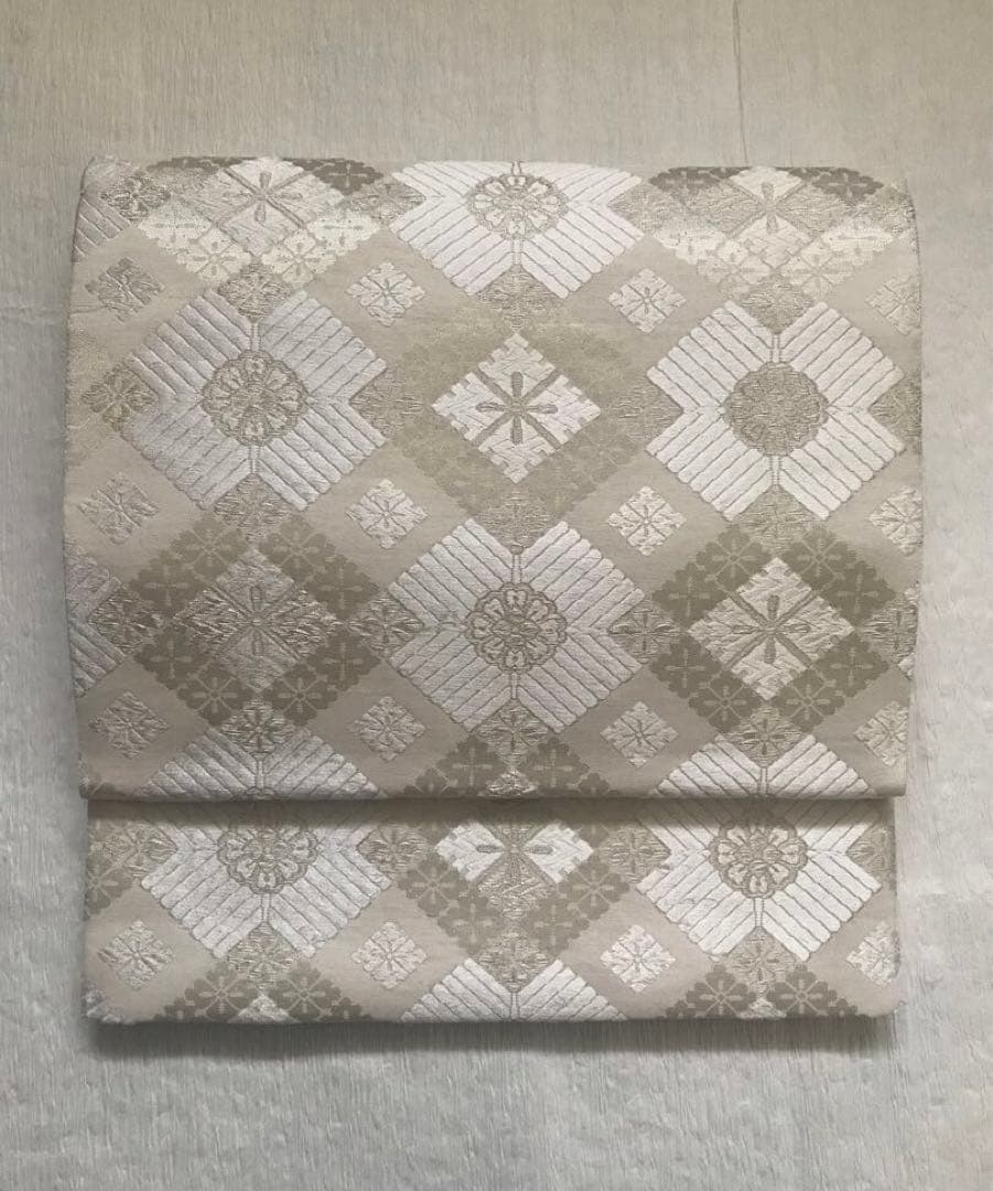 とっても使い勝手の良い白とシルバーの袋帯　正絹