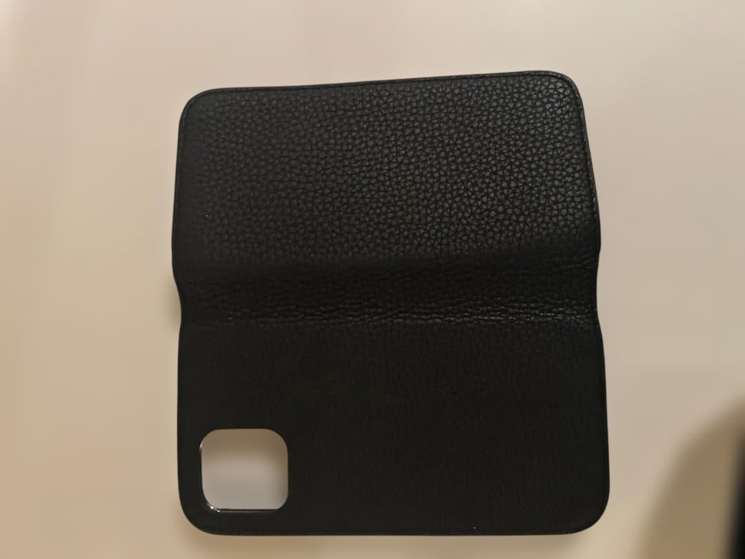 黒い手帳型ケース カードポケット付き