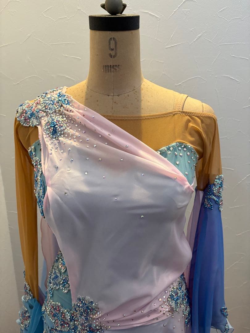 社交ダンス　Sapiel のブルーとピンクのグラデーションドレス