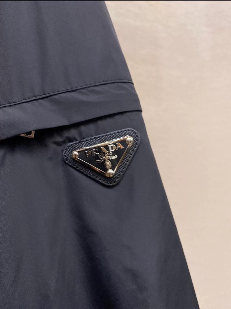 PRADA ブラック ナイロンジャケット フード付き